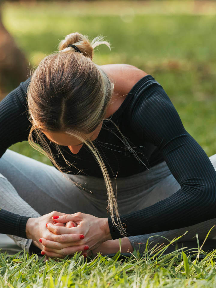 Alongamento cruzado: aliviando os ombros tensos - inspiração 1