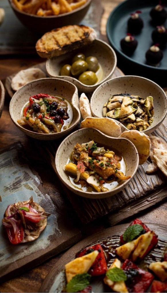 A Abundância de Vegetais e Frutas Frescas: Cores e Nutrientes no Prato - inspiração 1