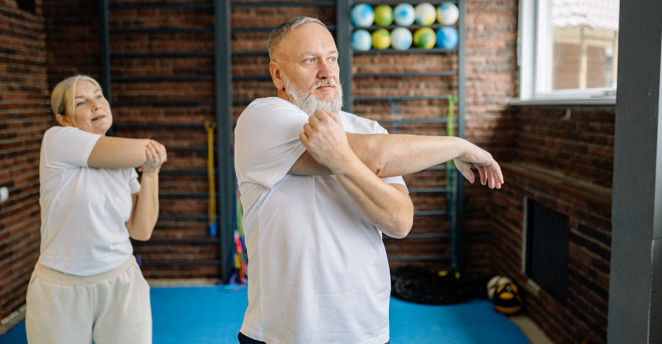 alongamento de mãos para idosos