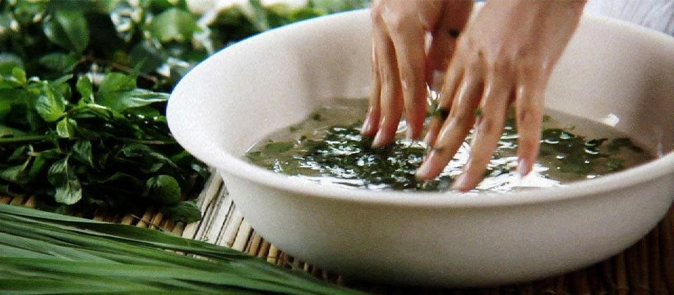 Como o Banho de Ervas Pode Melhorar Seu Sono e Relaxamento