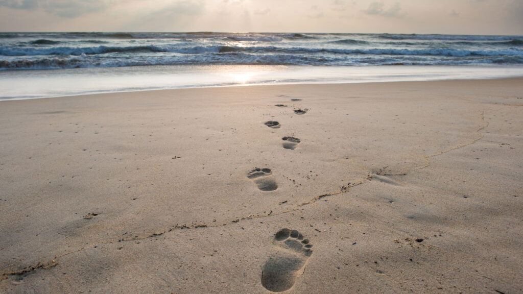 Caminhar descalço na areia: benefícios e riscos para os pés