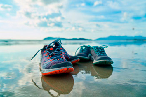 Caminhar descalço na areia: benefícios e riscos para os pés