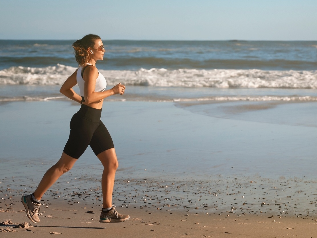 5 Exercícios para fazer na praia além da caminhada
