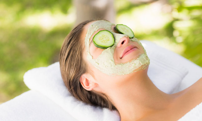 Como clarear as olheiras com pepino