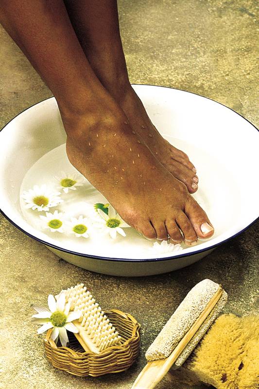 Como clarear as unhas dos pés com limão e água oxigenada