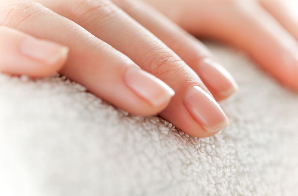 Como clarear as unhas dos pés com vinagre branco e água oxigenada