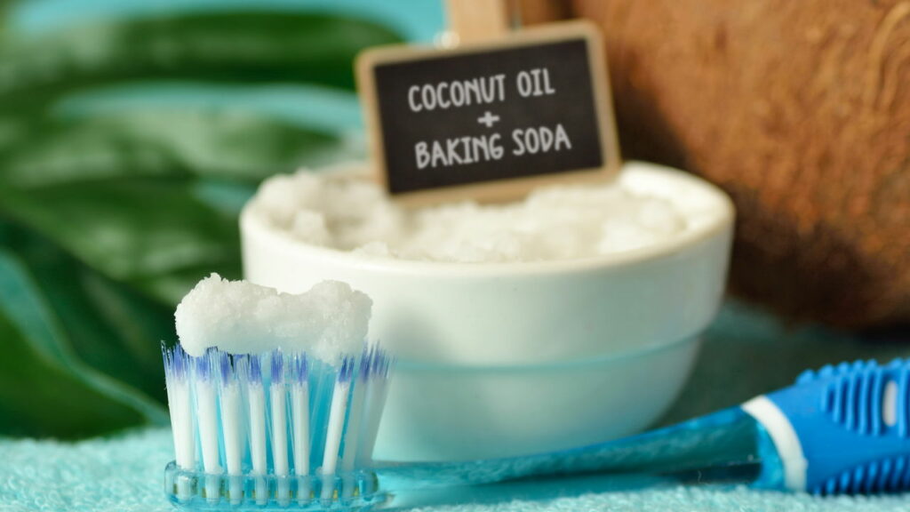 Como clarear os dentes com bicarbonato e óleo de coco