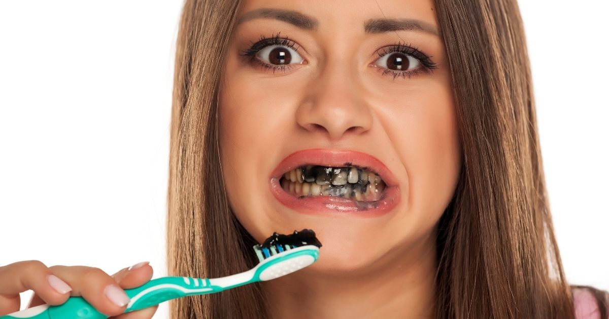 Como clarear os dentes com casca de limão