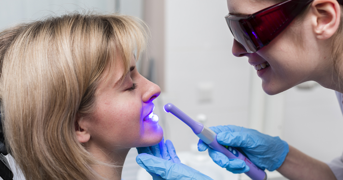 Guia Completo de Clareamento Dental Caseiro com LED