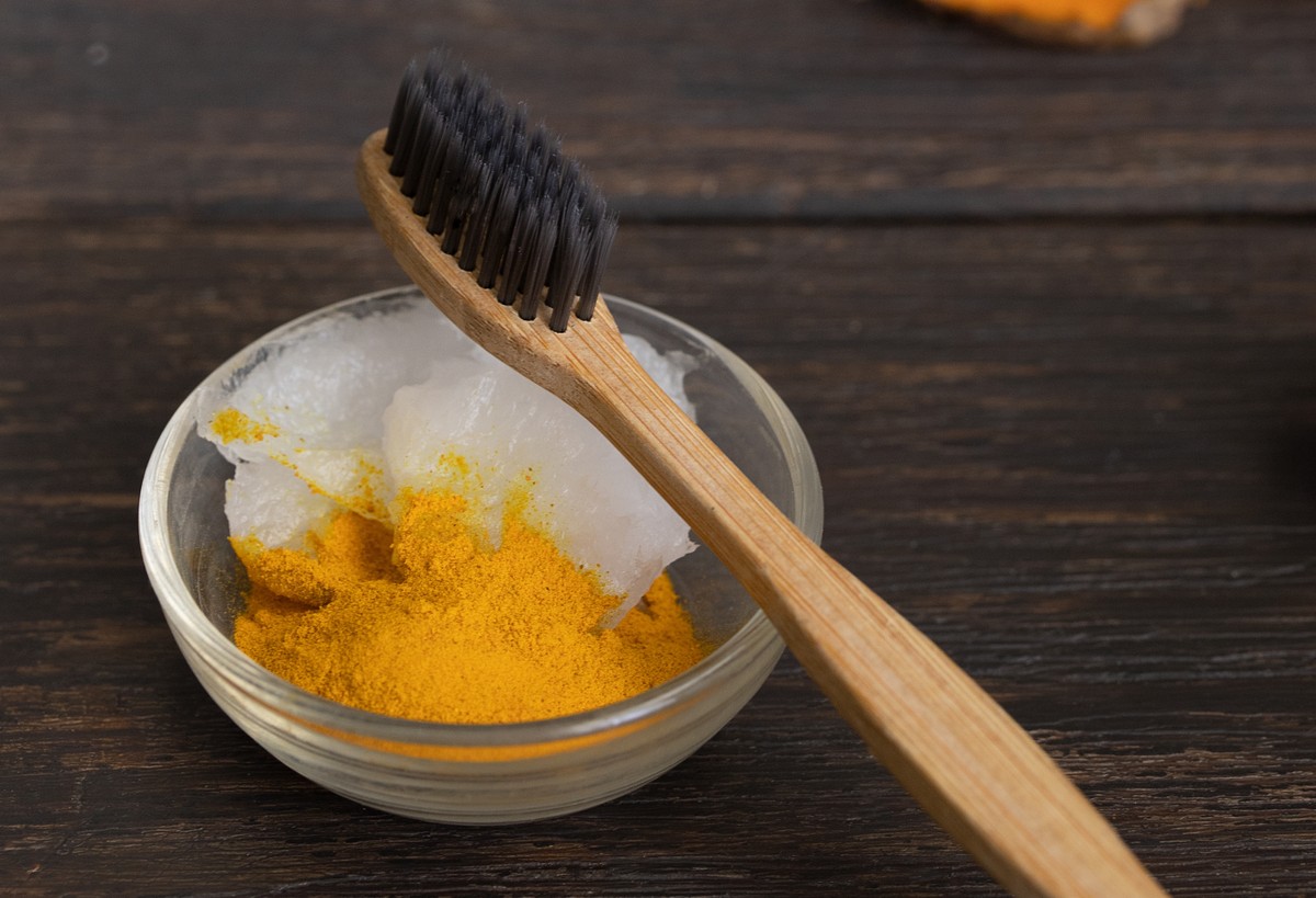 Como clarear os dentes com morango e açafrão