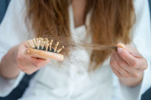 Guia completo de vitaminas para queda de cabelo