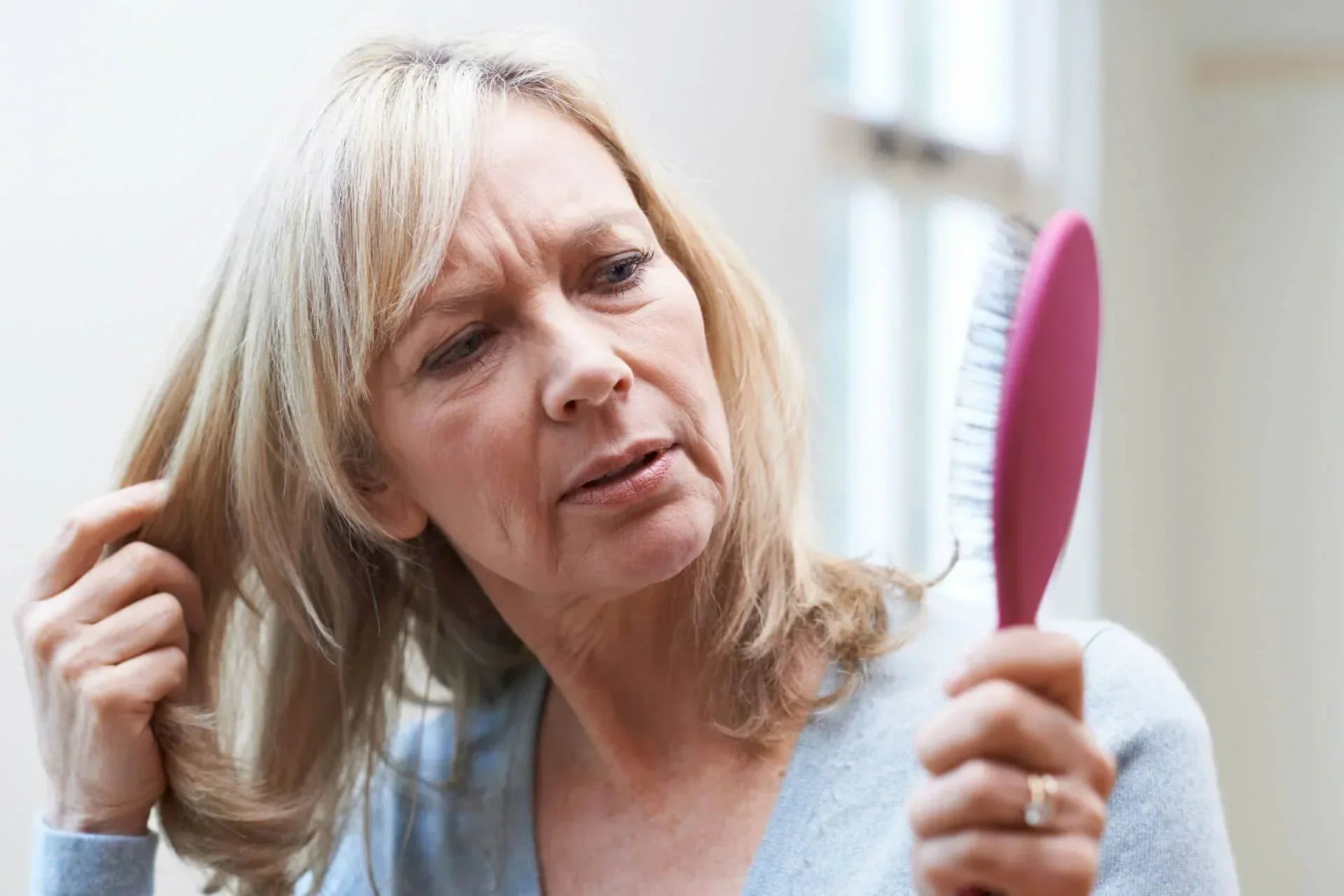 Como evitar a queda de cabelo por menopausa precoce