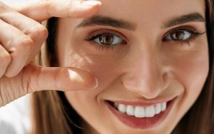 Retinol vs. Vitamina C: Qual o melhor para a área dos olhos?