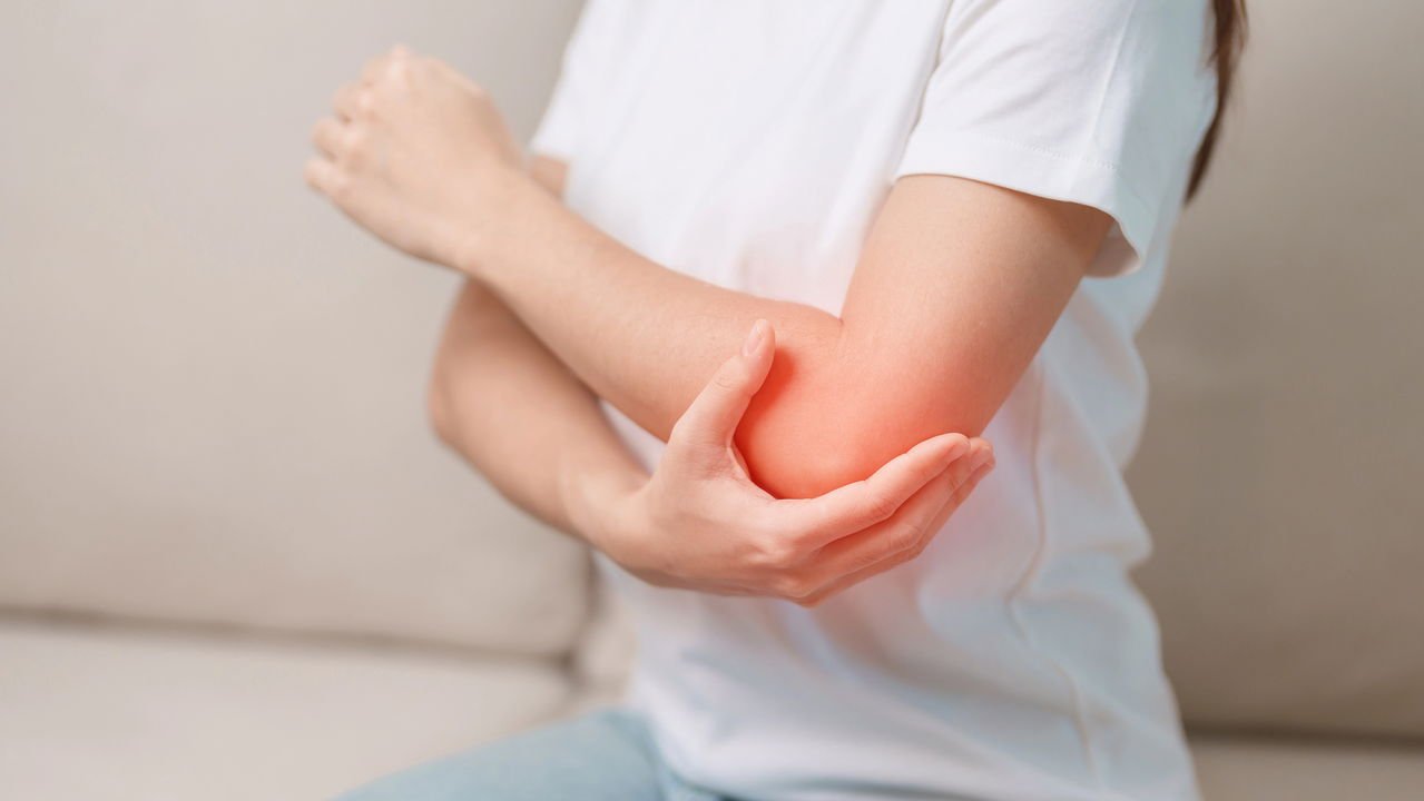 Como tratar a dor no cotovelo ao levantar peso