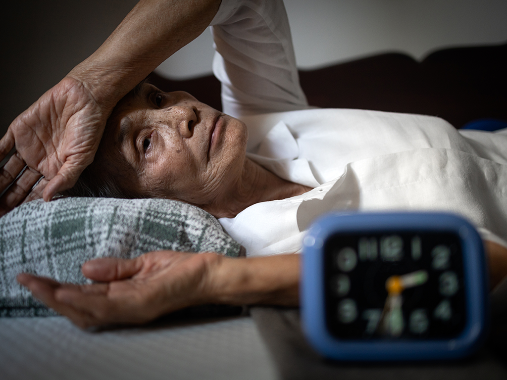 5 Chás Naturais para Acalmar e Melhorar o Sono em Idosos