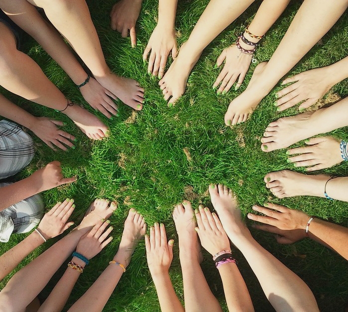 Benefícios da Caminhada Descalço na Grama (Grounding) para o Corpo e Mente