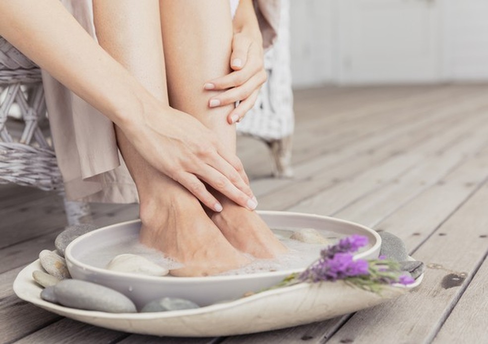 Escalda-Pés para Pés Rachados: Alívio e Hidratação