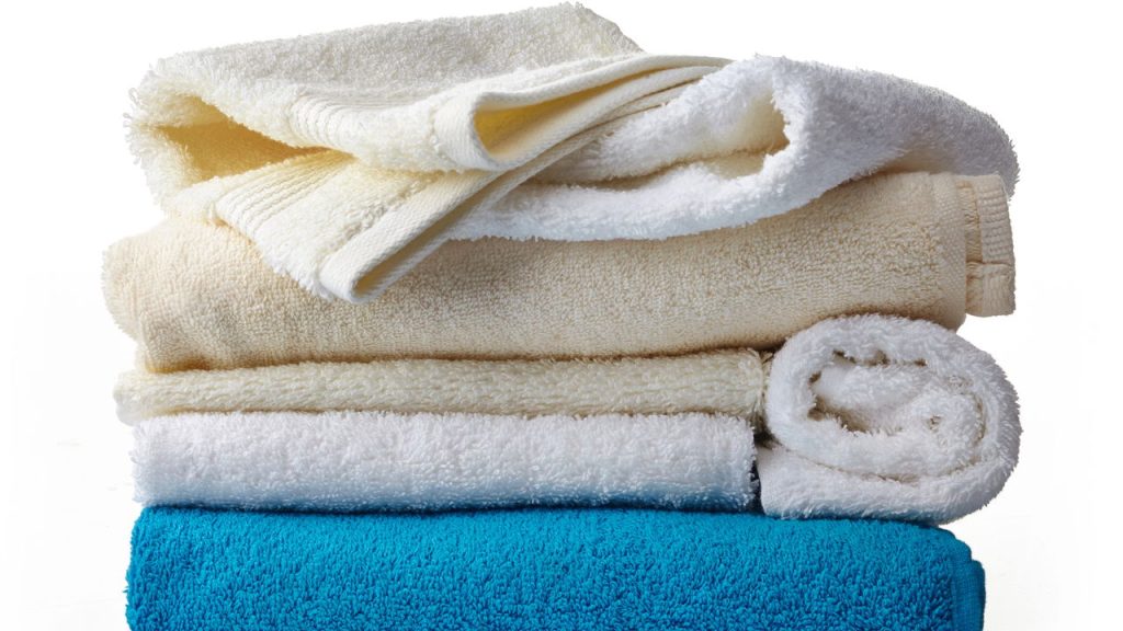 Como remover manchas de toalhas de banho