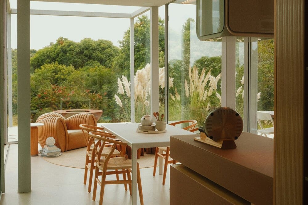 O Papel dos Espelhos na Decoração: Ampliando Espaços e Refletindo Luz Natural