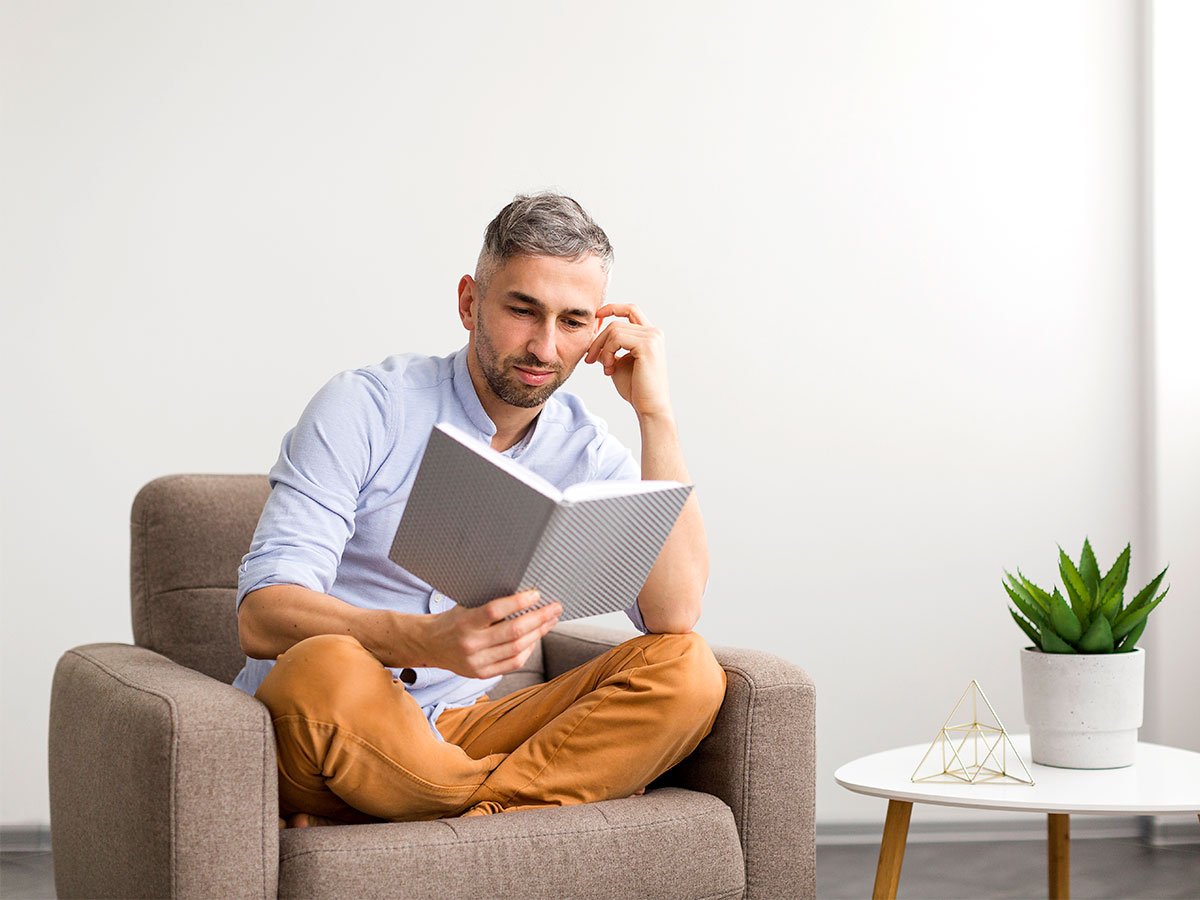 Exercícios de Alongamento para Fazer Entre as Leituras