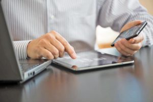 5 alongamentos rápidos para quem usa tablet