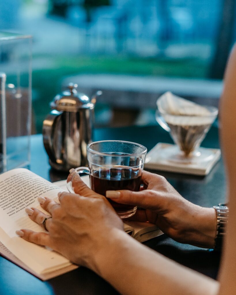 Hidratação Matinal: Por Que Beber Água ao Acordar é Crucial
